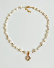 Load image into Gallery viewer, Smiley Freshwater Pearl Choker
